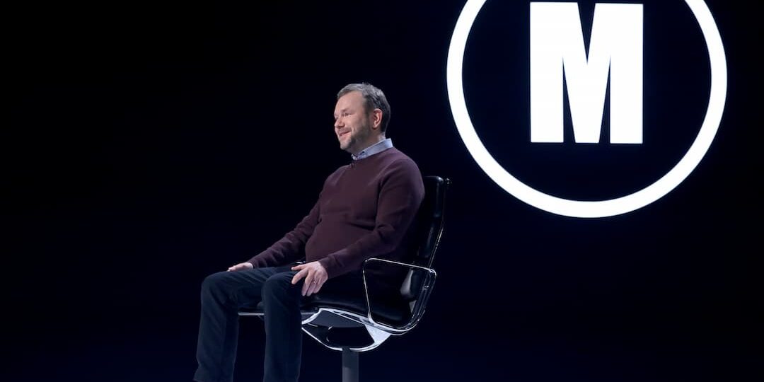 Celeb RX 7_020 James O'Brien in chair + 'M' to right